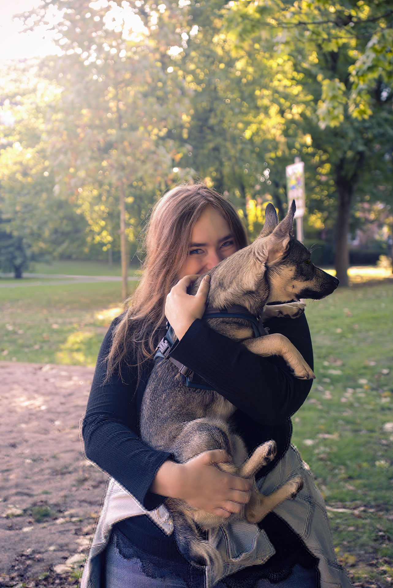 Portrait von Anna mit ihrem Hund Kimbo auf dem Arm